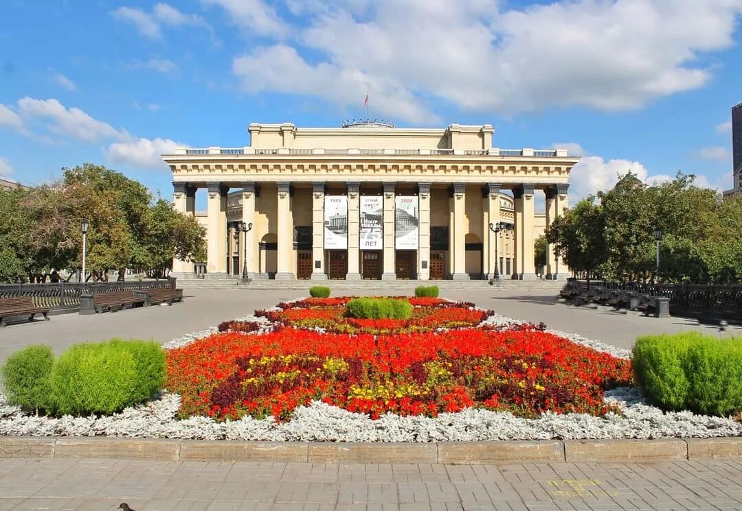 Новосибирск тараз. Оперный театр Новосибирск лето. Оперный театр Новосибирск летом. Оперный театр Новосибирск СССР.