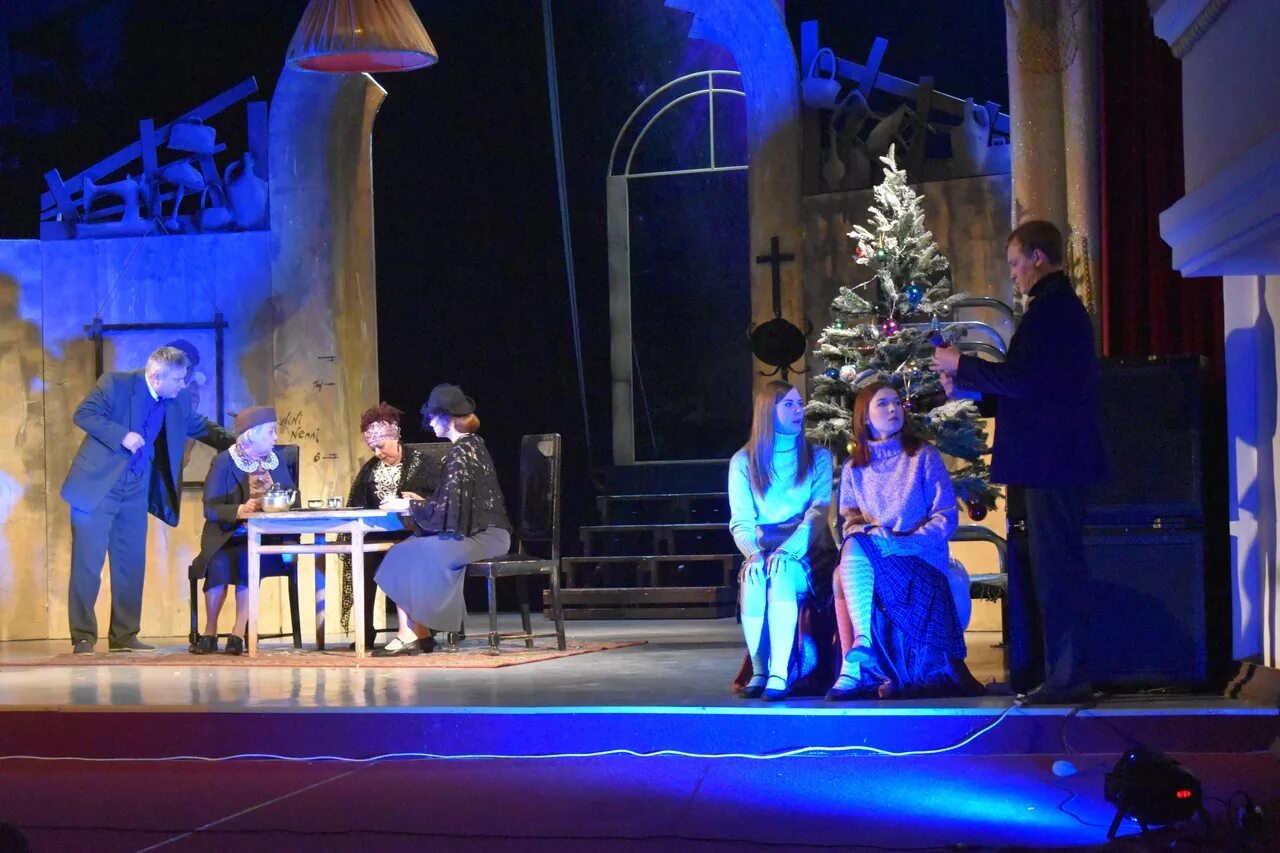 декорации к спектаклю преступление и наказание. забайкальский краевой драматический театр чита афиша. спектакль ревизор с антрактом. драмтеатр чита спектакли. игроки гоголь брянск драмтеатр.