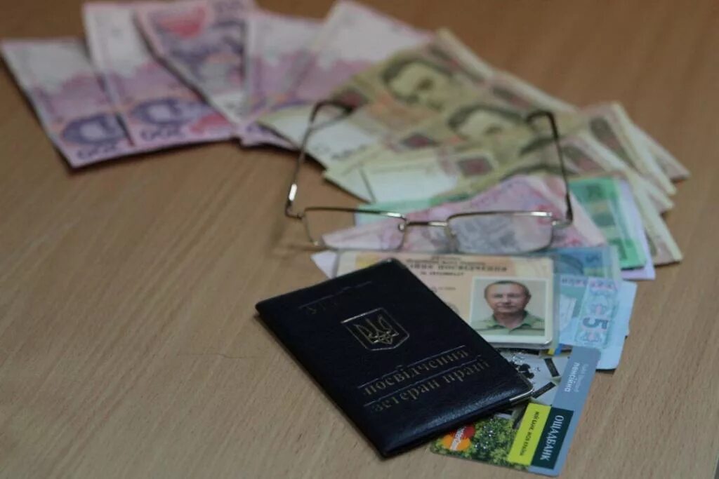 Повышение тарифов жкх. Украинская пенсия. Откладывать деньги. Пенсии с украины будут. Гривні пенсії.