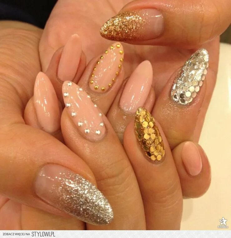 ногти миндаль с золотом. острая форма ногтей. маникюр черный с золотыми блестками. маникюр белый с золотом со стразами. золотые ногти миндаль.