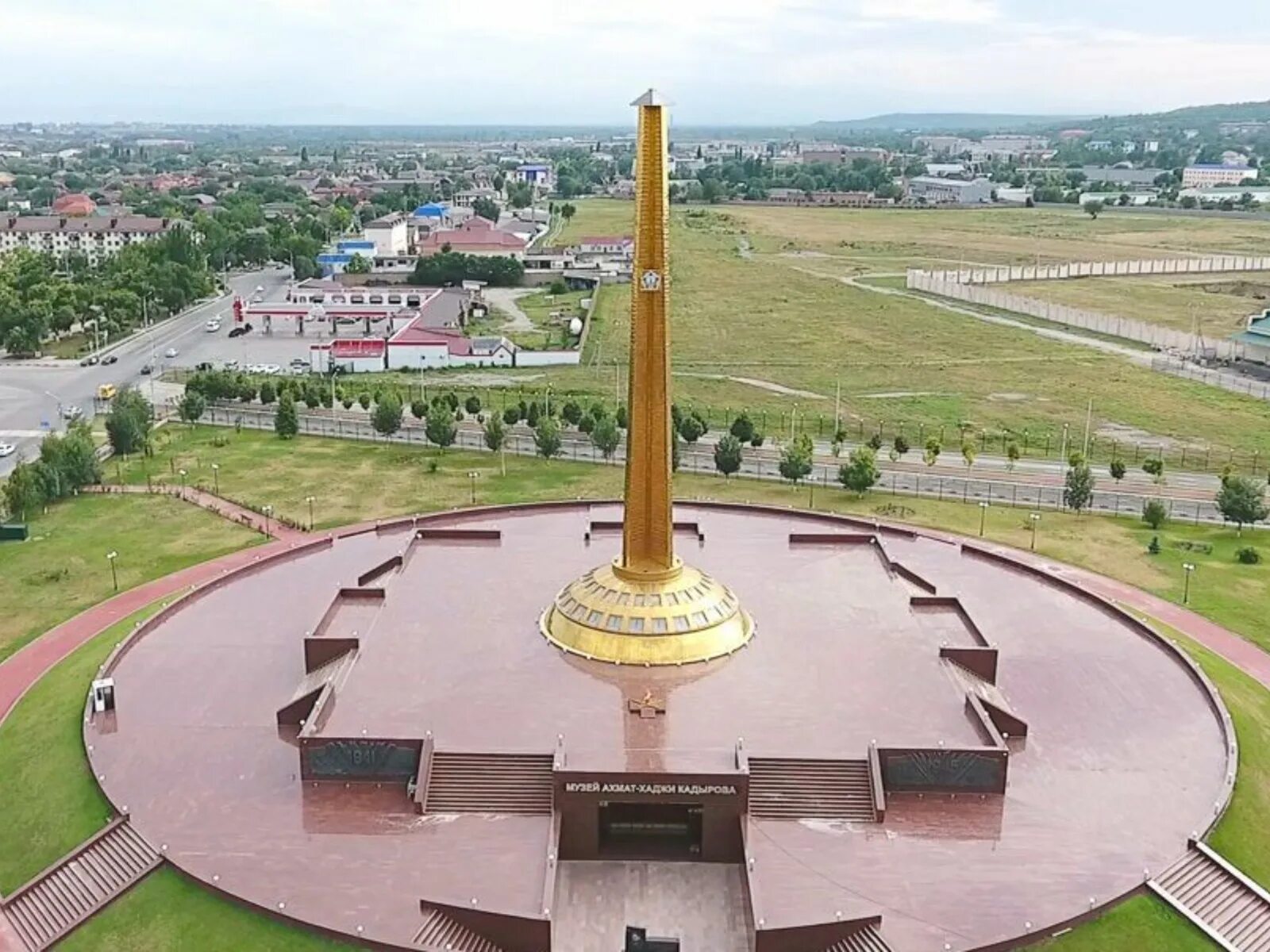 Слава кадырову. Мемориальный комплекс Ахмата Кадырова. Мемориальный комплекс славы имени а. а. Кадырова. Музей имени Ахмата-Хаджи Кадырова Грозный. Мемориальный комплекс аллея славы в Грозном.