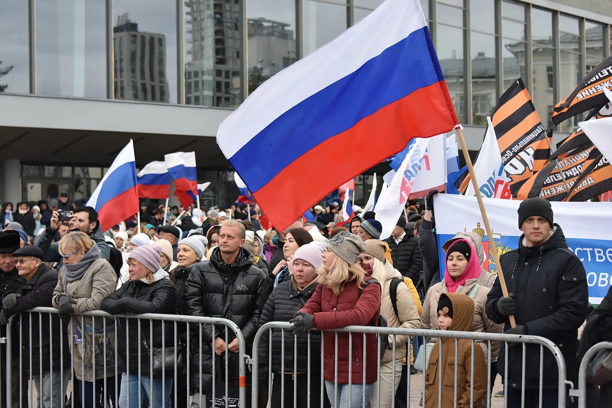 Митинги в России. Россия Родина для ДНР фото. ДНР И ЛНР. Статья за митинг