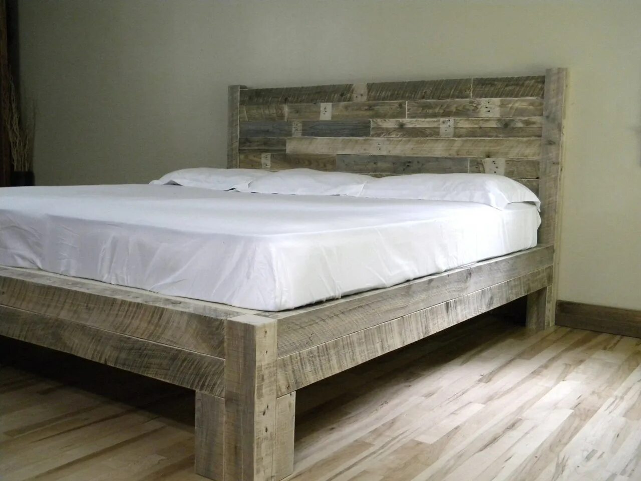 Самодельная кровать из дерева. Кровать из брусков. Деревянная кровать из бруса. Необычные деревянные кровати. Самодельная двуспальная кровать.