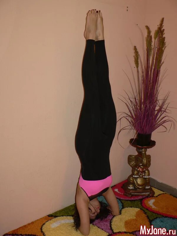 Саламба ширшасана. Саламба сиршасана. Стойка на руках с опорой на стену. Стоять на голове у стены. Стоять на голове у стены.