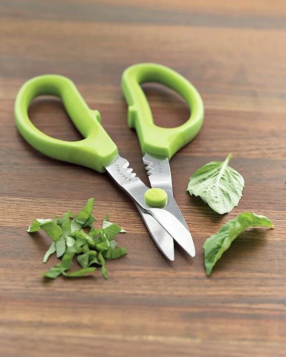 Cutting vegetables. Ножницы для нарезки овощей. Гаджеты для кухни. Прикольные гаджеты для кухни. Креативные ножницы.