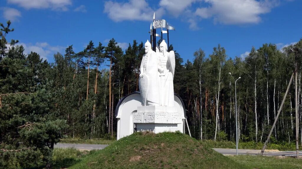 Памятники культуры калужской области. Памятник стоянию на Угре Калуга. Стояние на Угре памятник. Стояние на реке Угре памятники Калужской области. Памятник великому стоянию на Угре.