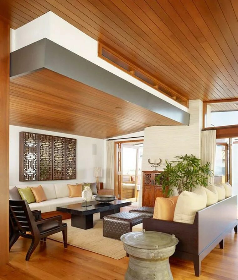 Как современно сделать потолок. Современная отделка потолка. Потолок из панелей. Интерьер гостиной с кессонными потолками. Стильный потолок.