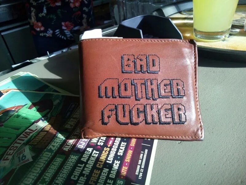 Кошелек чтиво. Бумажник bad mother f cker. кошелек криминальное чтиво. бумажник криминальное чтиво. кошелек из криминального чтива.