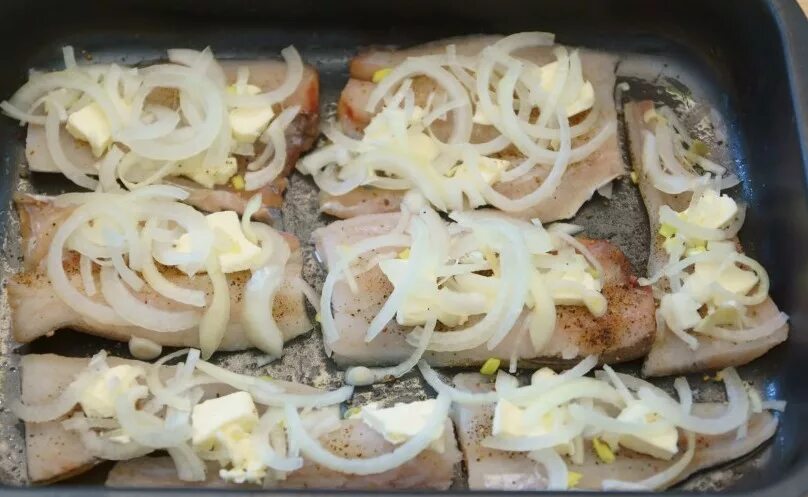 Минтай тушеный в сметане с луком. Кусочки минтая в духовке с луком. Минтай в духовке с картошкой морковью и луком. Минтай в духовке в фольге морковь и лук и картофель слоями. Минтай филе.