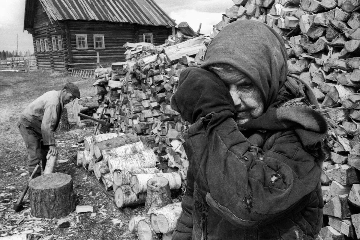 Тяжело после войны. Бедная деревня. Бедность деревне. Нищета в деревне.