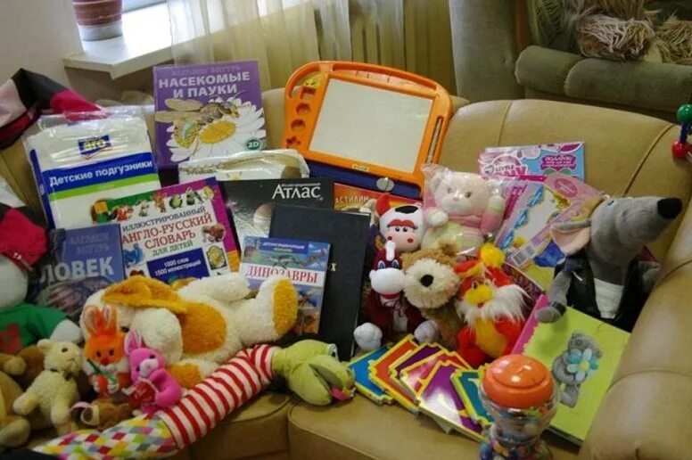 Детские вещи в дом ребенка. Вещи на благотворительность. Вещи для детского дома. Детский дом игрушка. Подарки в детдом.