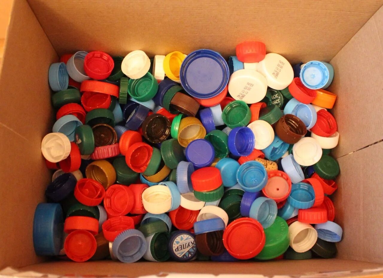 утилизация пластиковых крышек. крышки пластиковые для бутылок. крышки от пластиковых бутылок. сдача крышечек на переработку. ящик для сбора крышек от бутылок.