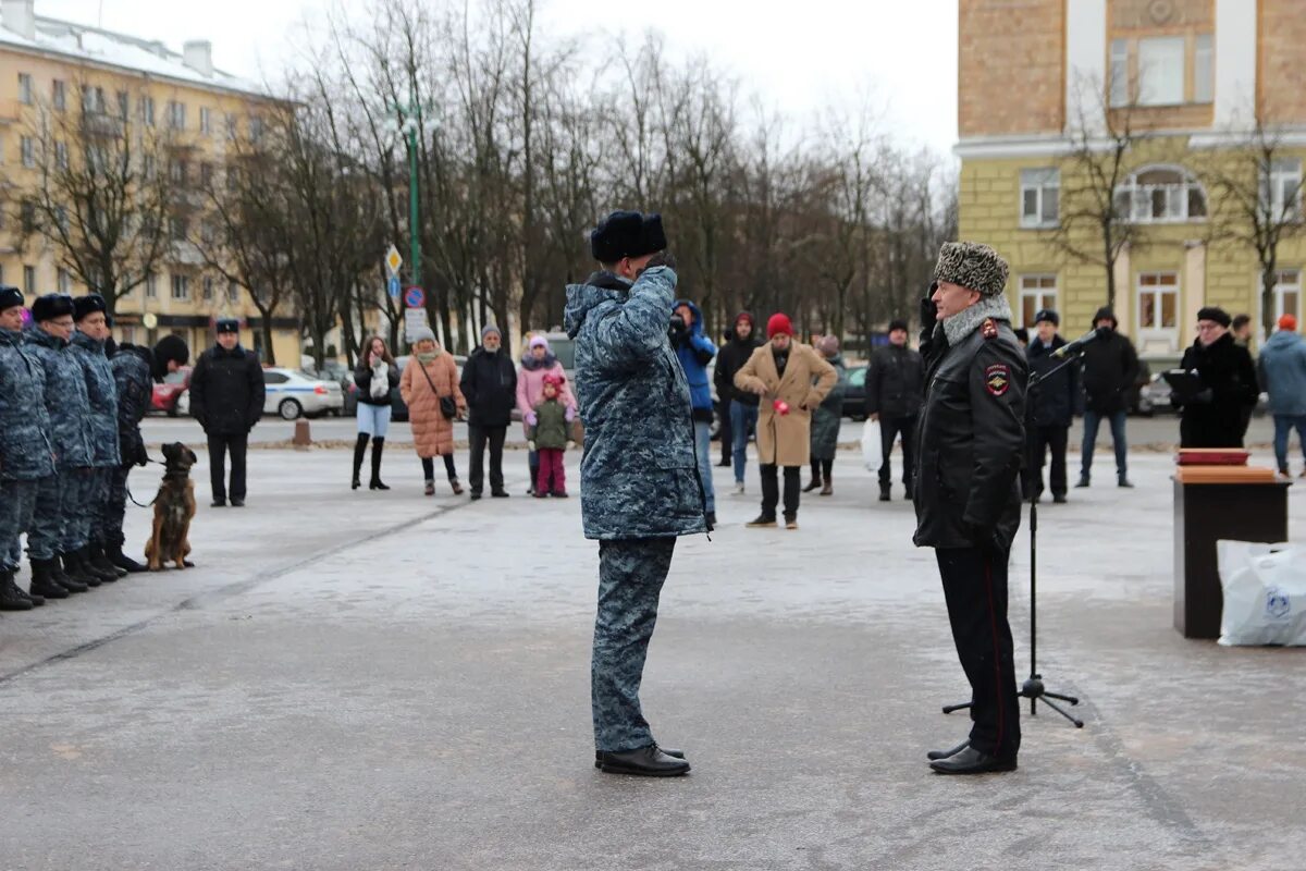 Главные новости новгорода. Новгородские полицейские. Великом Новгород полиция. Военная полиция Новгородская область. Полицейский пост на Софийской площади Великого Новгорода.