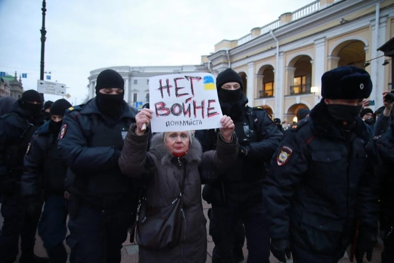 Россия украина сегодня. Нет войне с Украиной. Антивоенные протесты в России. Люди с плакатами митинг война. Бабушка с плакатом нет войне на митинге.