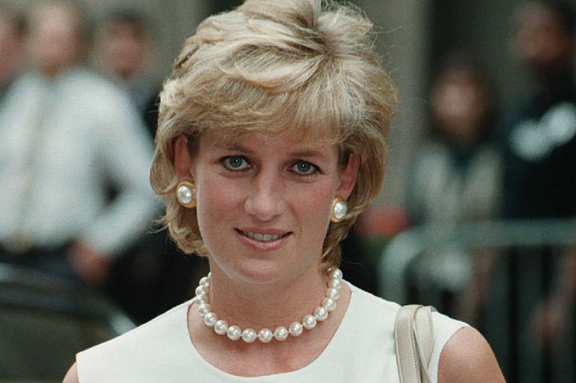 Стрижка дианы спенсер. Язык принцессы дианы. Язык принцессы дианы. Princess diana 1986. Стрижка дианы спенсер.
