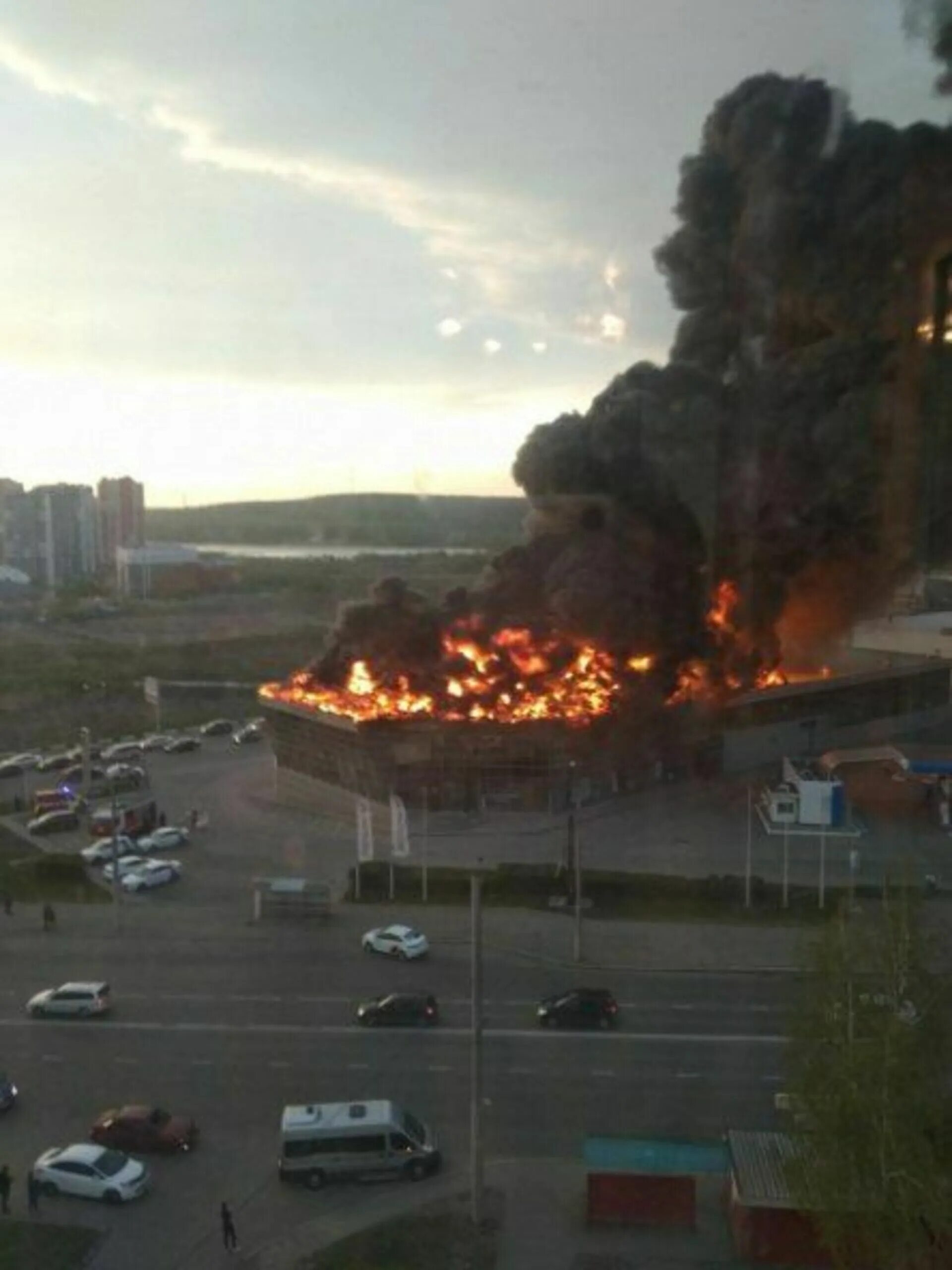 Какой пожар в кемерово. Пожар в автосалоне Кемерово. Пожар в Кемерово сейчас. Пожар в Кемерово сейчас 1 час назад. Пожар в Кемерово сегодня.