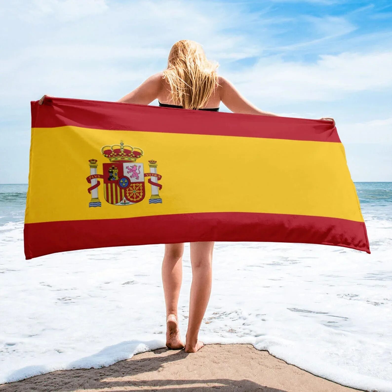 Полотенце флаг. Флаг Испании. Пляжное полотенце. Девушка с флагом Испании.