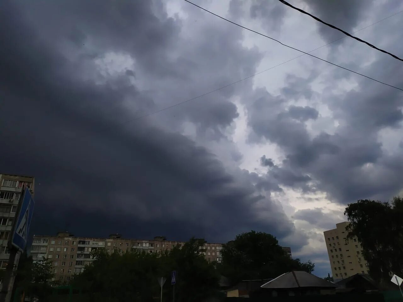 Сегодня был сильный. Гроза в Екатеринбурге 11 июня 2020. Гроза в Новосибирске. Сильный ливень с грозой. Сильный ветер.