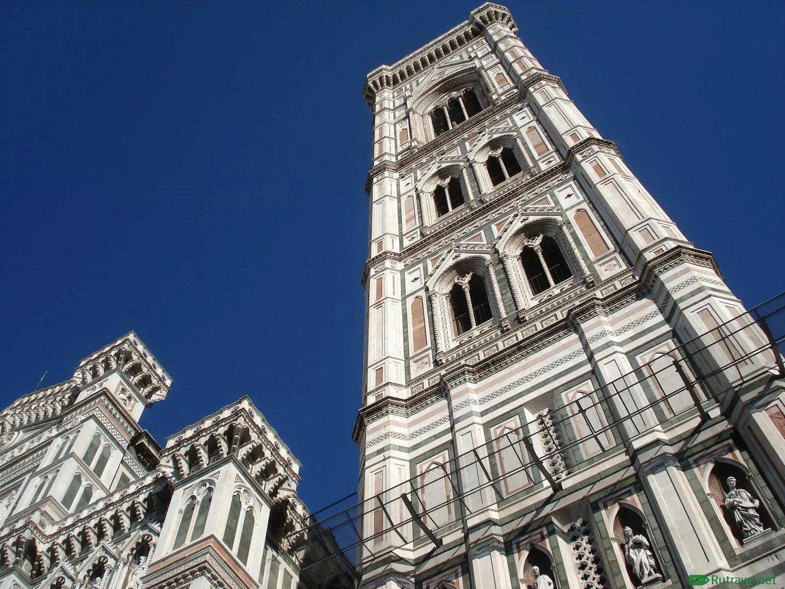 колокольню в итальянском городе. колокольня флорентийского собора. колокольня джотто. пизанская башня италия. сан квирико д орча достопримечательности капелла саетлй екатерины.