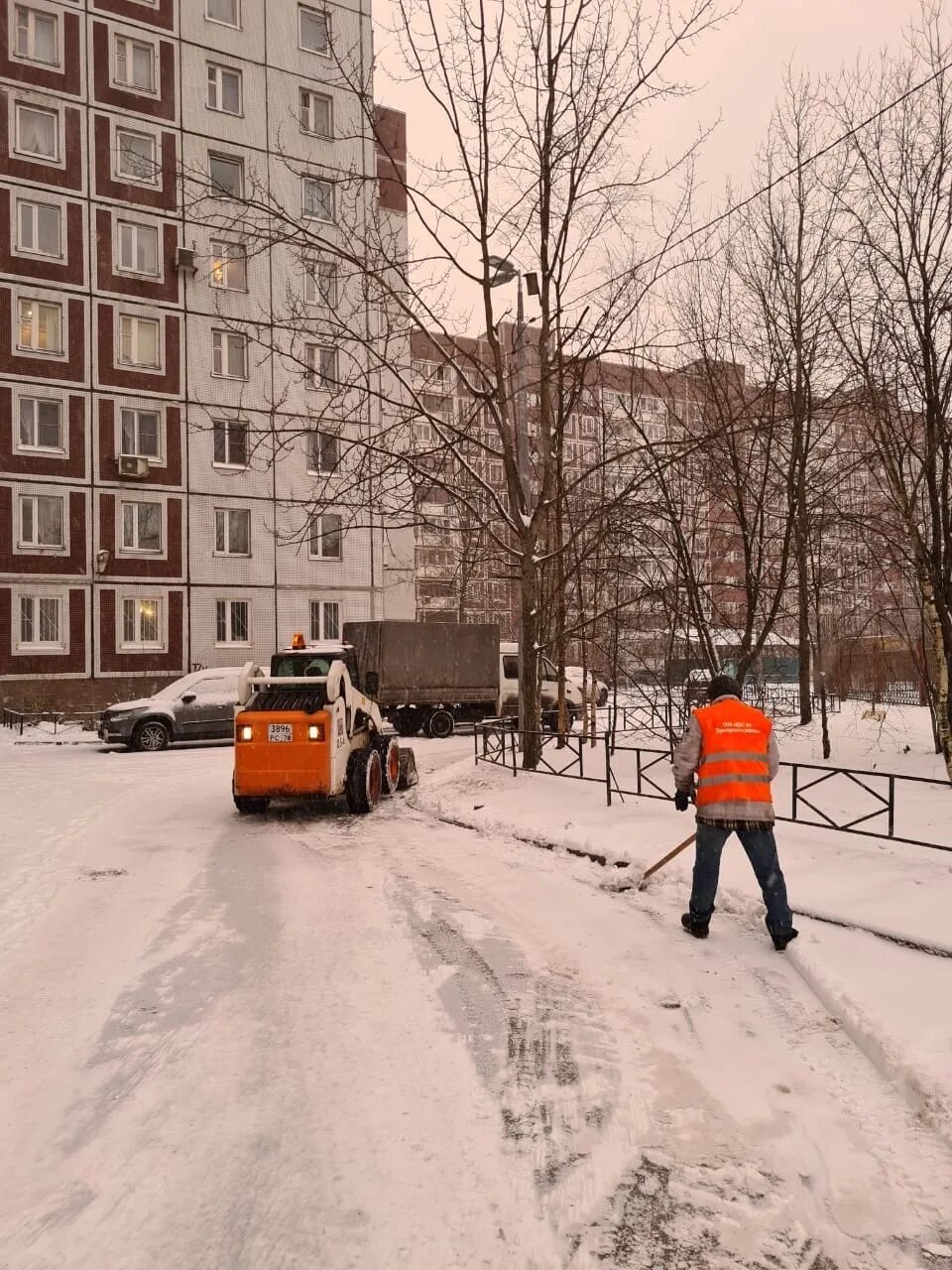 президент финляндии убирает снег. снегопад в городе.