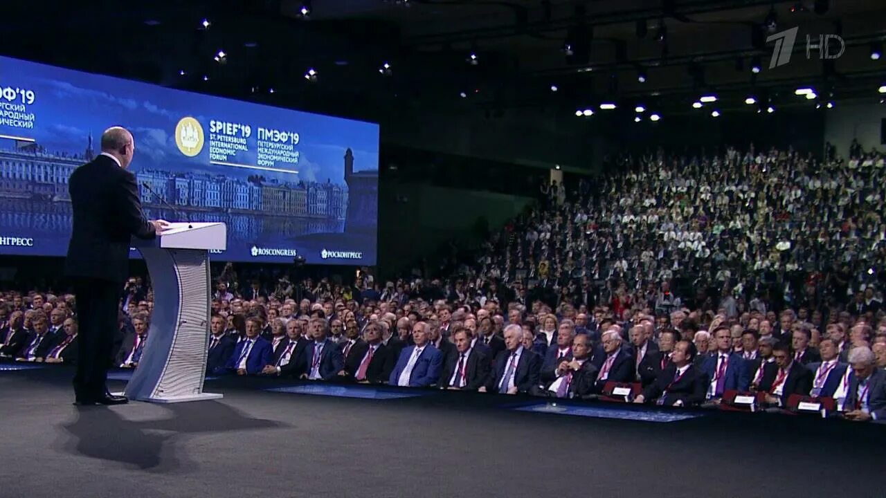Посетители пмэф. Пмэф 2019 санкт-петербург. петербургский международный экономический форум 2025. пмэф 2025. пмэф пленарное заседание.