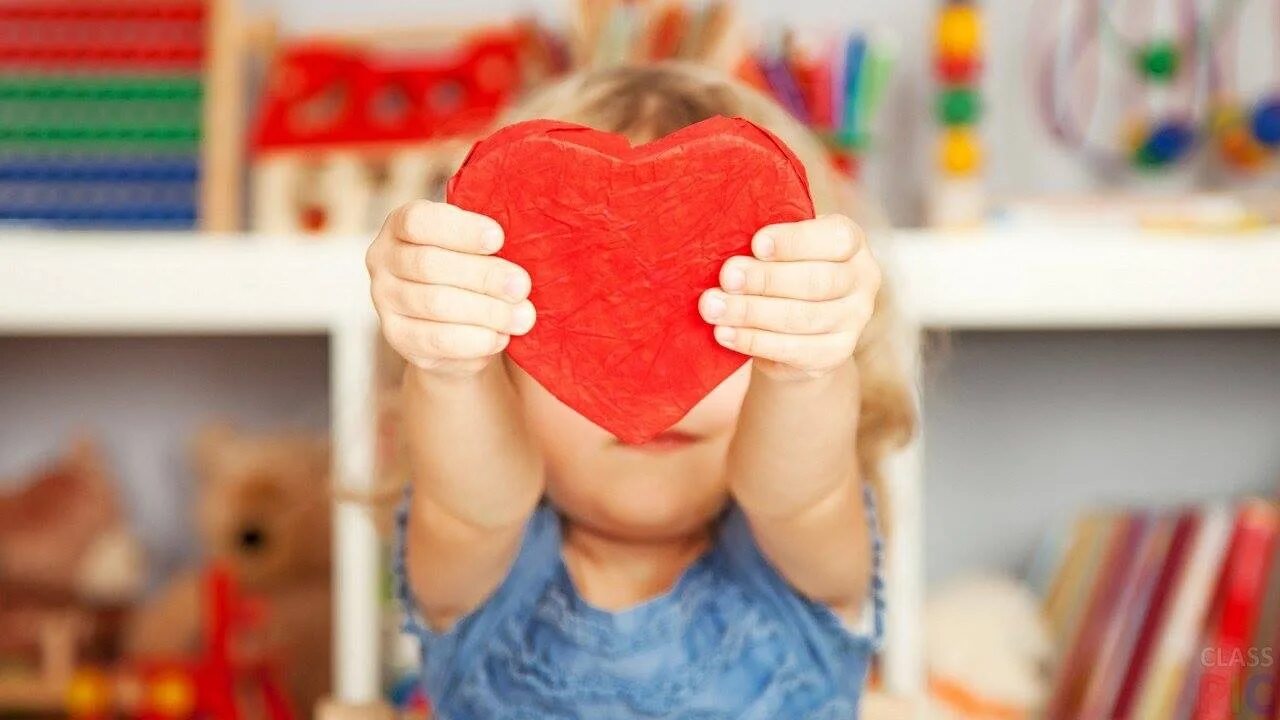 Подарить тепло сердец. Сердце в руках. Сердце ребенка. Сердце в детских руках. Сердечки для детей.