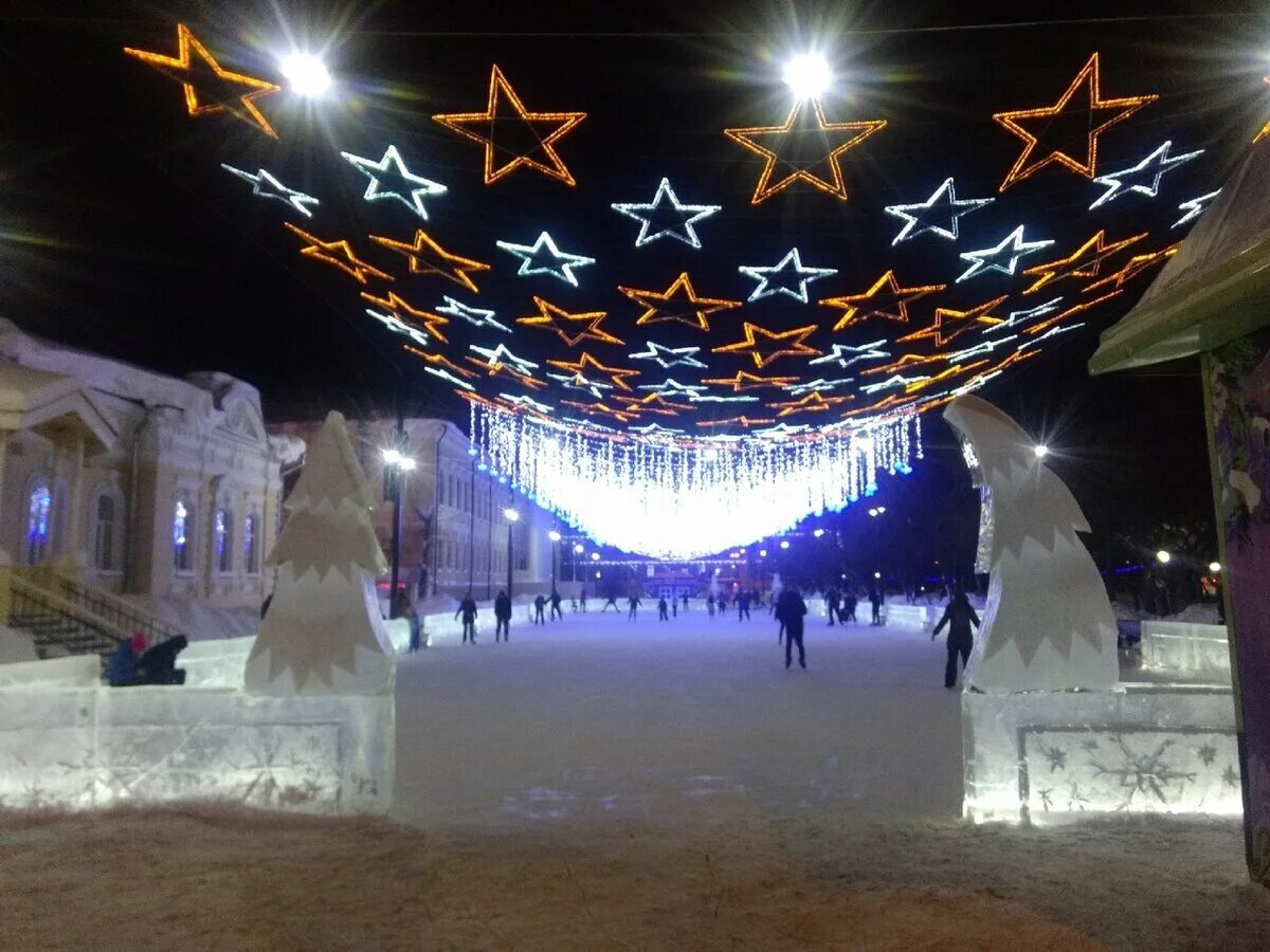 Каток на московской площади кемерово. Каток в городском саду Томск.