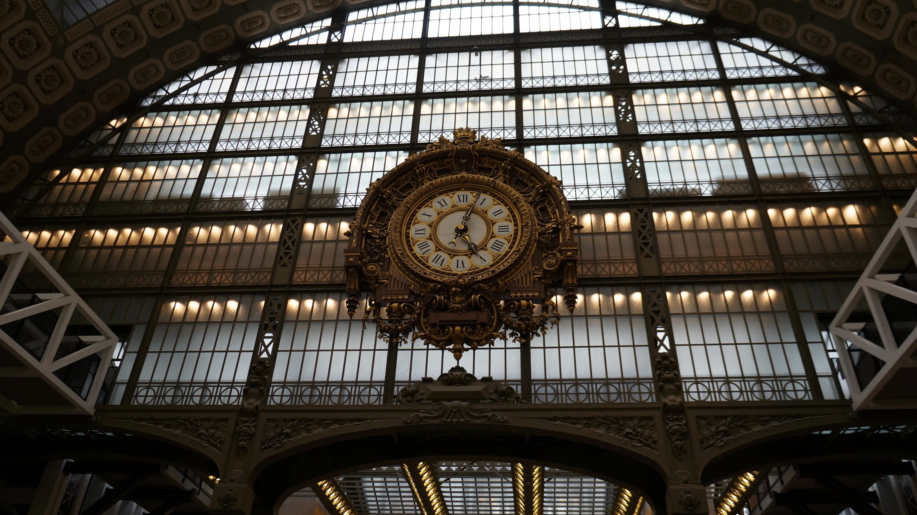 Стоки часов. Часы на вокзале. Часы сочинского вокзала. Вокзал с часами. Башенные часы на вокзале.