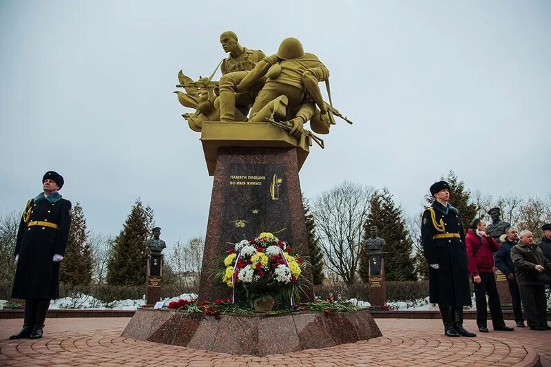 Подвиг псковской дивизии. Памятник псковским десантникам 6-й роты в Чечне. Памятник десантникам 6 роты в Чечне. Памятник воинам десантникам Псков. Псков памятник десантникам 6 роты.