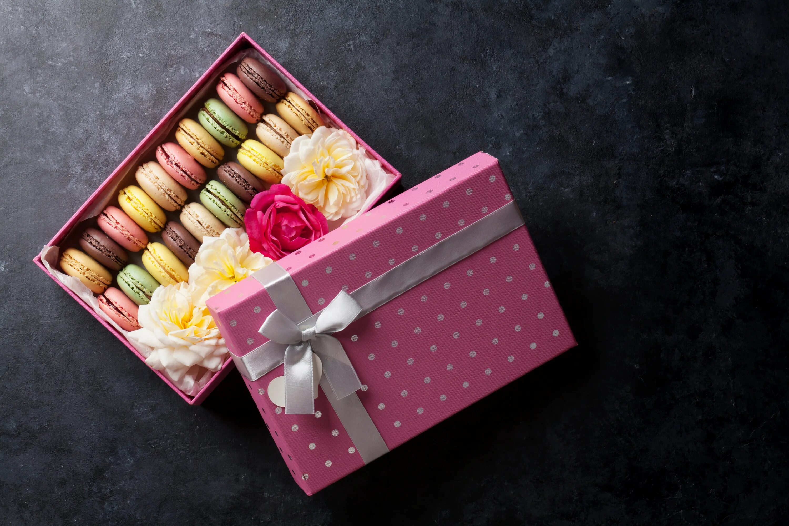 макаруны в коробке. коробка сладостей для девочки. коробочки сладостей своими руками. сладкий сюрприз на день рождения. коробка сладостей для девушки.