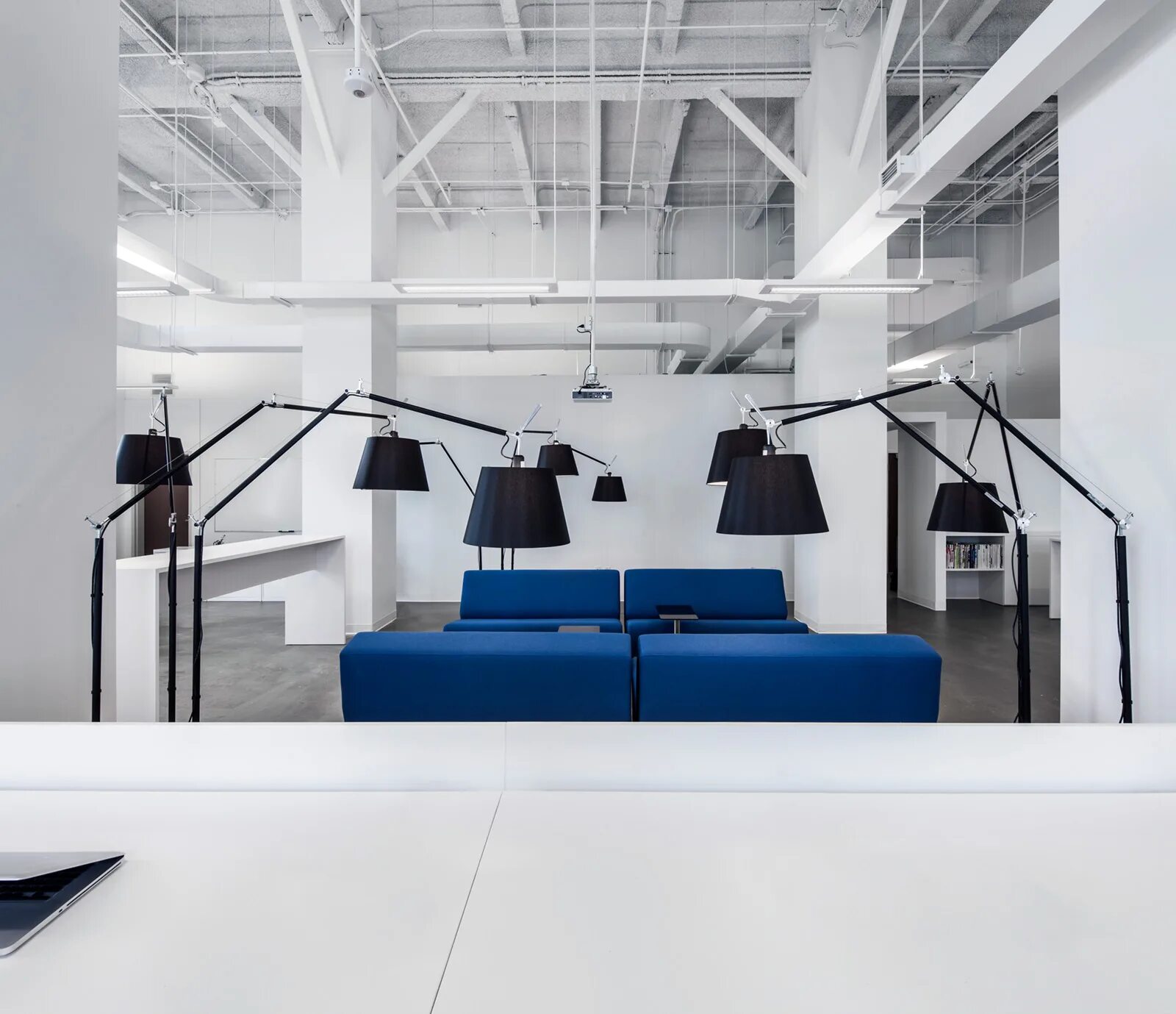 открытые коммуникации. Pernod ricard rouss офис в москве. потолок с открытыми коммуникациями. вентиляция офис лофт. открытые коммуникации.