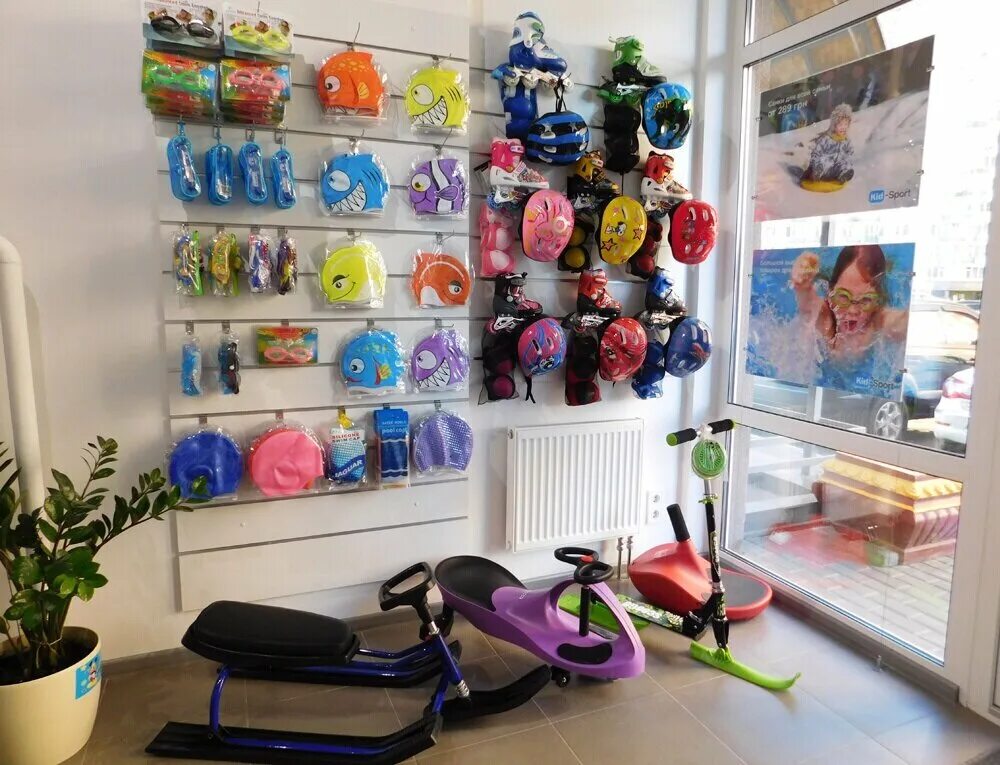 инвентарь для спортзала. лето спортивный магазин. спорттовары для детей. спортивная девушка бегает. баннер спортивного магазина.