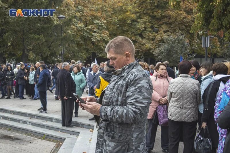 Патриотический митинг. Митинг на Советской площади Воронеж. Несанкционированный митинг Воронеж. Кадры митинги на площадях в ДНР И ЛНР. Митинг в воронеже