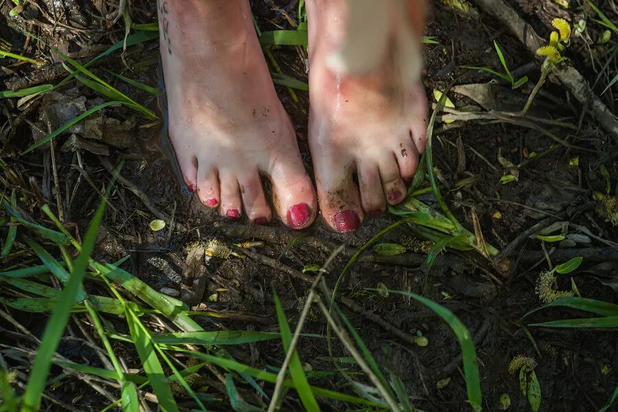 ножки грязные девушки. лес на ноге. пятки девушек. ступни девочек. девушки с босыми пятками.