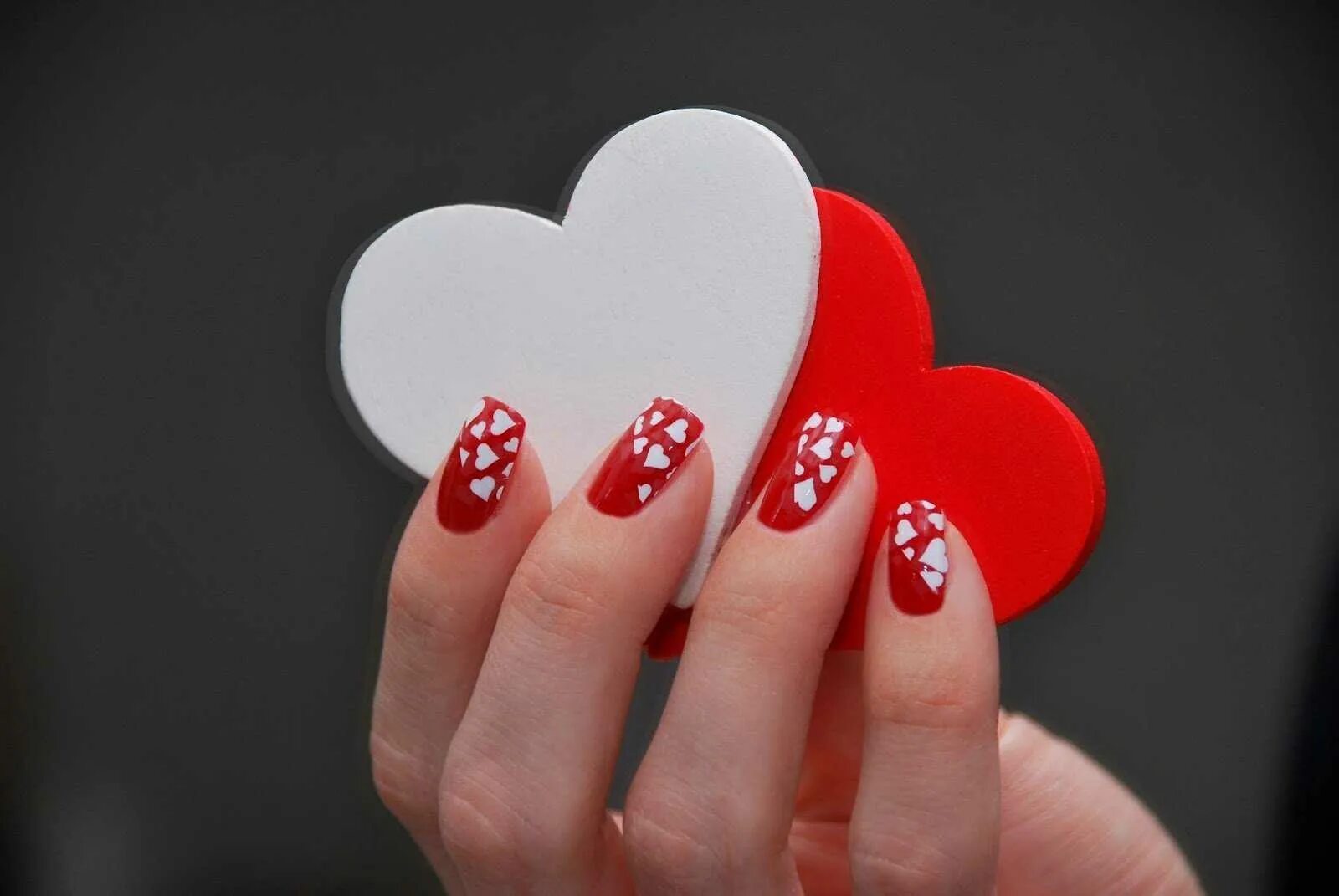 красные ногти с сердечками. дизайн ногтей красный с сердечками. шеллак красный с сердечками. красный маникюр. маникюр сердечки на ногтях.