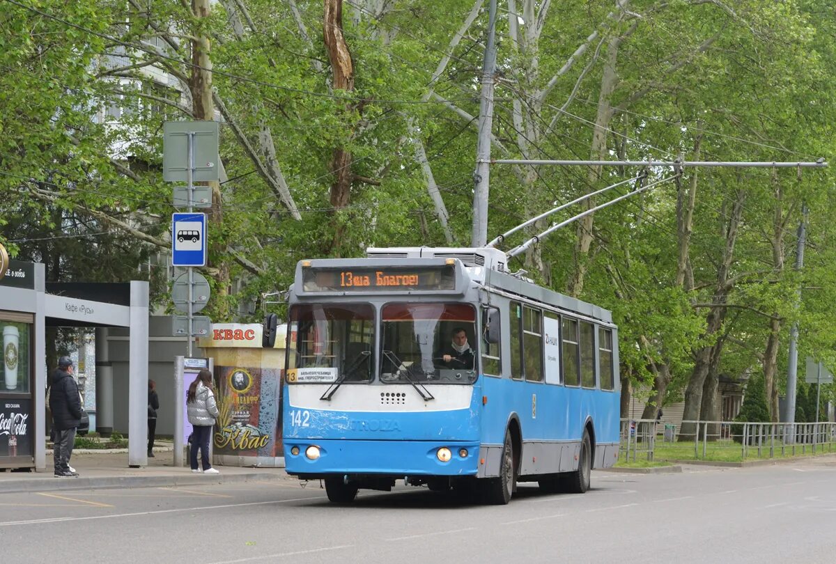 Троллейбус 2 хабаровск. Троллейбус ЗИУ-682г. Троллейбусы ЗИУ 682 Г-016.02. Троллейбус ЗИУ 682 Г 016. ЗИУ-682г-016.