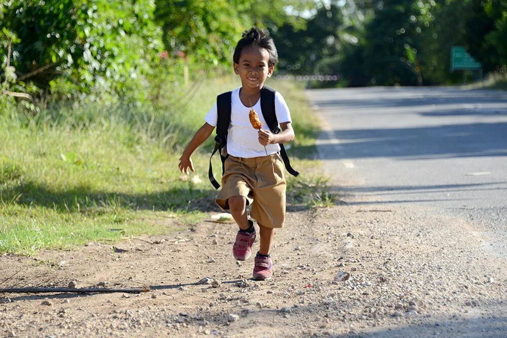 Школьник бежит. Мальчик бежит. Мальчик бежит в школу. Мальчик бегает.