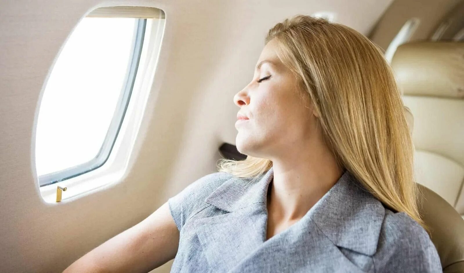 Женщина в самолете. Девушка в салоне самолета. Девочка в самолете. Летающий самолет.