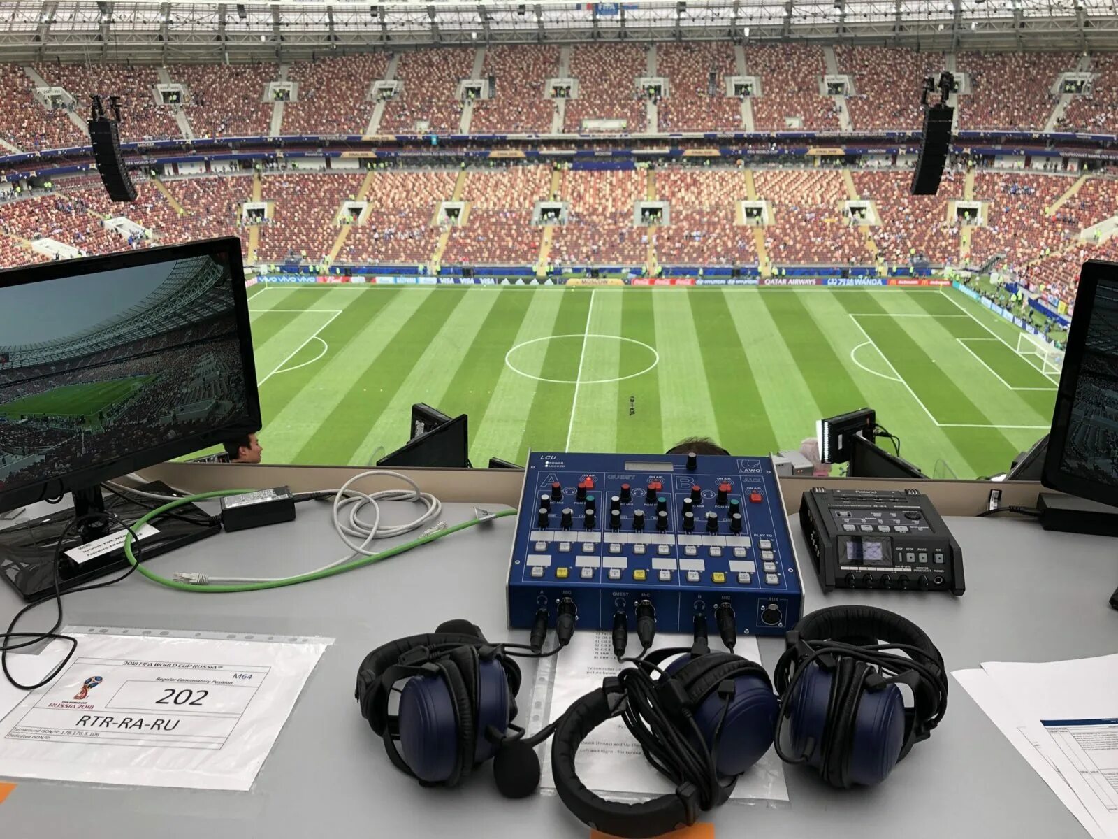 репортаж комментатора. футбольный комментатор. комментаторская рубка на стадионе. футбольный комментатор. футбольный комментатор.