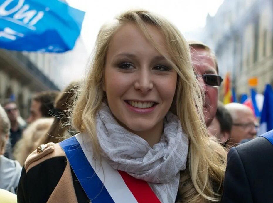 Француз ехать. Marion Marechal le Pen. Марион Марешаль французский депутат. Марион Марешаль французский депутат туфли.