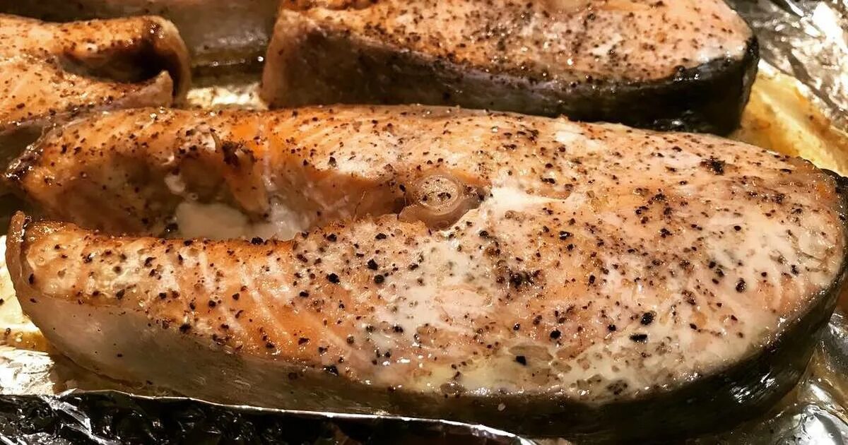 кета в духовке в фольге с картошкой. кета в духовке в фольге с картошкой. запечь стейки кеты в духовке рецепты. кета запеченная в духовке в фольге. рыба кета в духовке.