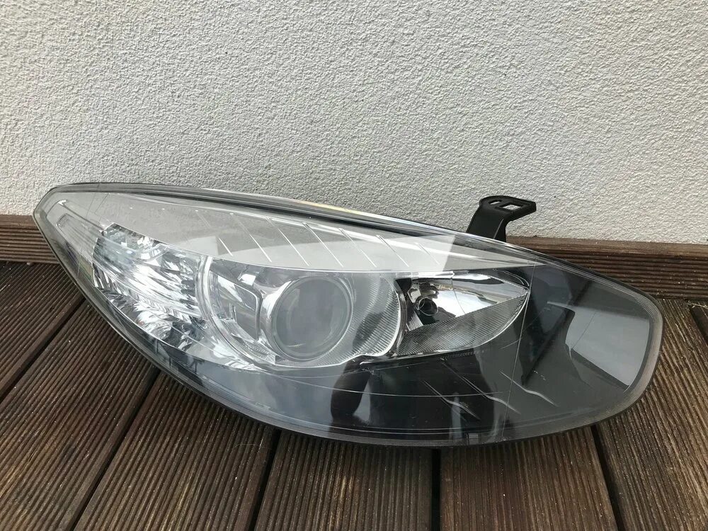Правая фара рено флюенс рестайлинг. Фара рено флюенс 2010. Фара левая рено флюенс. Фара рено флюенс. Фары рено флюенс 2012.