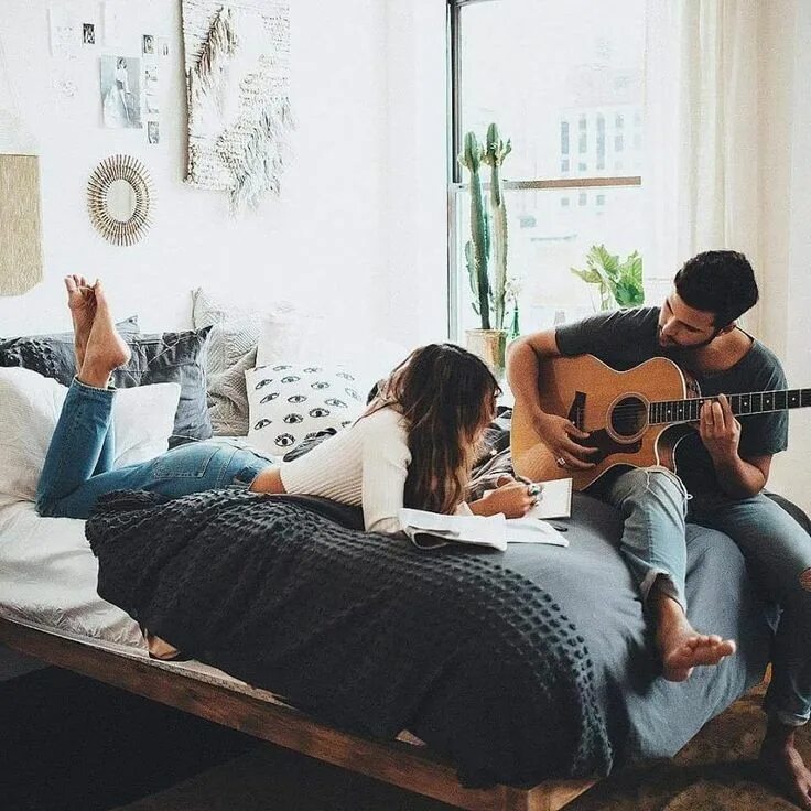 Осень любовь. Любовь поет. Спеть песню вдвоем. Осенний романтический вечер. Мужчина и женщина поют.