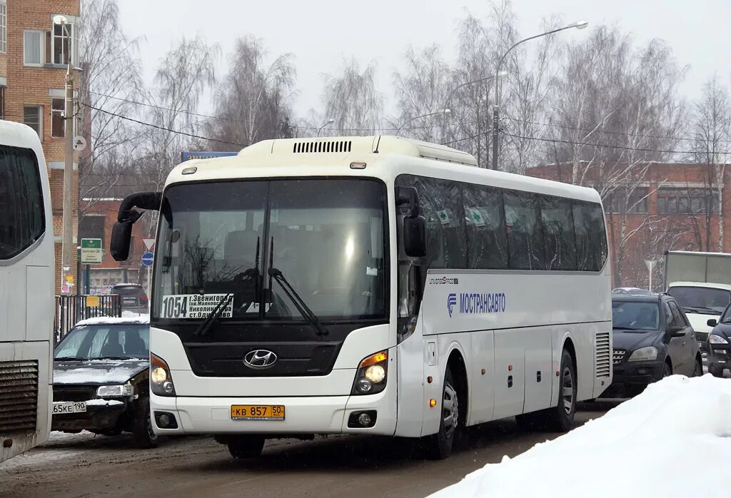 Автобус 452 кунцевская звенигород. Автобус 1054 Звенигород Одинцово. Хендай Юниверс Мострансавто. Автобус 452 Кунцево-Звенигород. 50 Автобус Звенигород Одинцово.