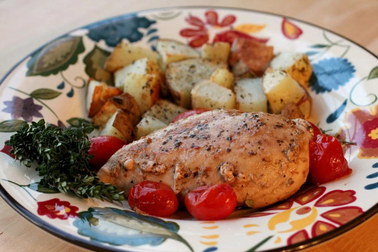 Куриные грудки с картошкой в мультиварке. Куриная грудка запеченная с овощами. куриная грудка с картошкой в духовке. филе грудки с овощами в духовке. куриная грудка с овощами в духовке.