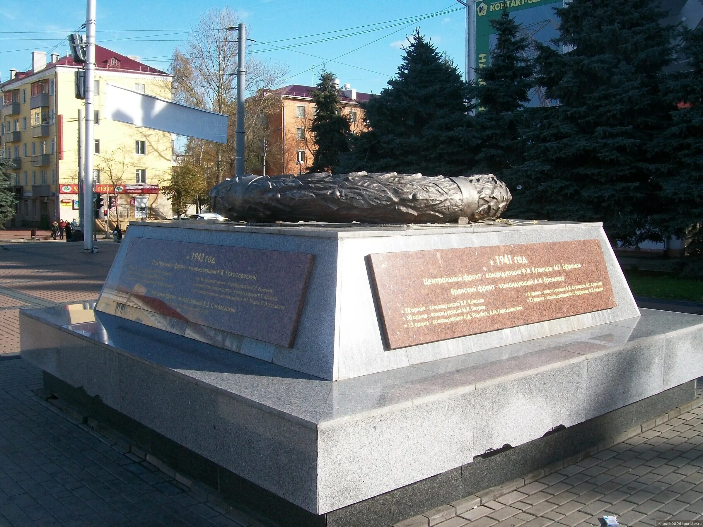 Памятник освободителям брянска брянск. Брянск город воинской и Партизанской славы. Памятник освободителям Брянска. Брянск город Партизанской славы памятник. Монумент на площади Партизан в Брянске.