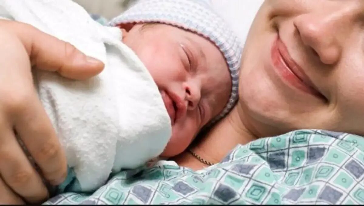 Отделение новорожденного от матери. Мужчина с младенцем. Масляное рождение новорожденного. Мама далеко от новорожденного.