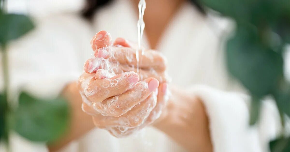 Мыло в жизни человека. Мытье рук. Мыльные руки. Девушка моет руки. Мыло для рук.