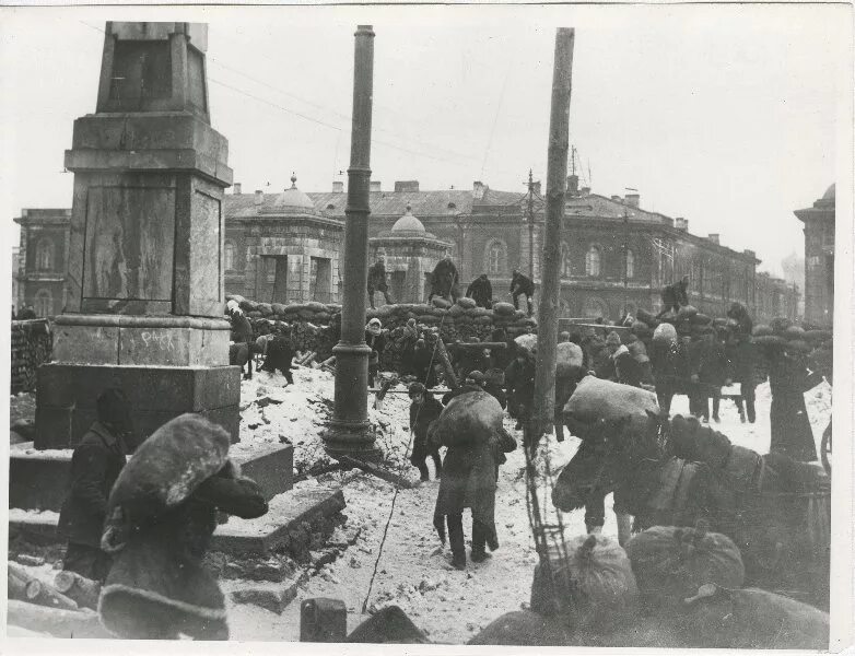 В гражданскую войну петроград контролировали. Юденич петроград 1919. улицы петрограда в 1919 году. поход юденича на петроград 1919 на.