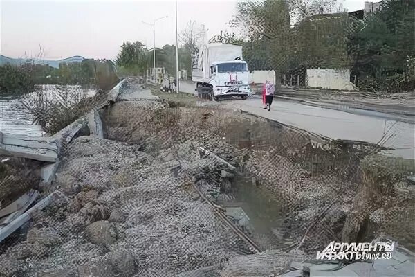 Что происходит в новомихайловке. Наводнение в новомихайловке. новомихайловку затопило. ситуация в новомихайловке. потоп в новомихайловке 2014.